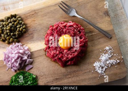 La tartare di bistecca, la tartare di bistecca o la tartare di manzo è un piatto a base di carne macinata cruda. Foto Stock