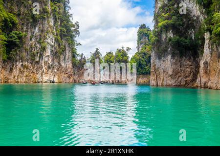 Tre rocce nel lago Cheow LAN, Khao Sok National Park, Thailandia. Foto Stock