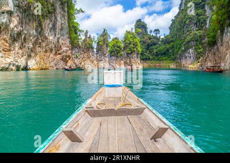 Tre rocce nel lago Cheow LAN, Khao Sok National Park, Thailandia. Foto Stock