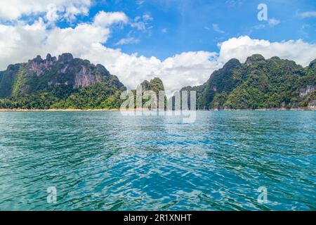 Tre rocce nel lago Cheow LAN, Khao Sok National Park, Thailandia. Foto Stock