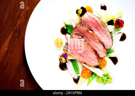 Filetto di manzo servito con verdure in un ristorante di lusso in Spagna. Foto Stock