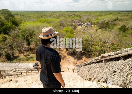 Una ragazza nella cima Acropoli nell'antica città di Maya Ek Balam Foto Stock