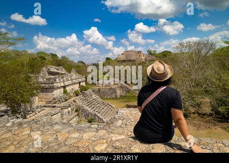 Una ragazza nell'antica città di Maya Ek Balam Foto Stock