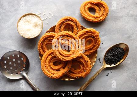 Burro murukku. Benne murukku o venna chakli. Il Chakli è un saporito snack croccante e fritto. farina di riso e grammo, sesamo nero e spezie. Foto Stock