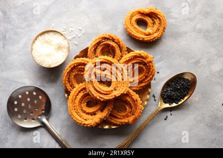 Burro murukku. Benne murukku o venna chakli. Il Chakli è un saporito snack croccante e fritto. farina di riso e grammo, sesamo nero e spezie. Foto Stock