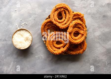 Burro murukku. Benne murukku o venna chakli. Il Chakli è un saporito snack croccante e fritto. farina di riso e grammo, sesamo nero e spezie. Foto Stock