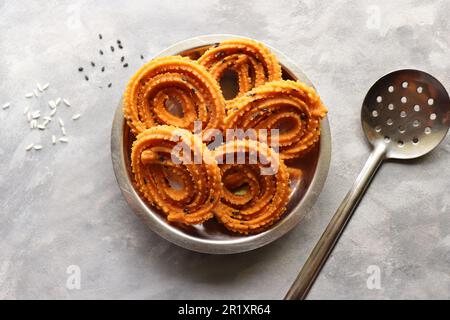 Burro murukku. Benne murukku o venna chakli. Il Chakli è un saporito snack croccante e fritto. farina di riso e grammo, sesamo nero e spezie. Foto Stock