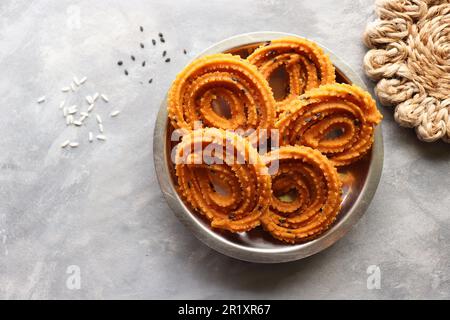 Burro murukku. Benne murukku o venna chakli. Il Chakli è un saporito snack croccante e fritto. farina di riso e grammo, sesamo nero e spezie. Foto Stock