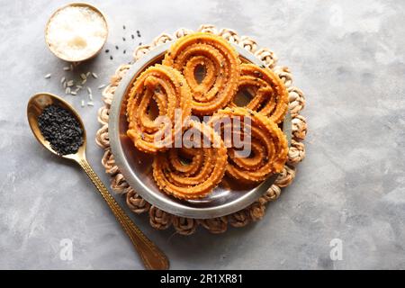 Burro murukku. Benne murukku o venna chakli. Il Chakli è un saporito snack croccante e fritto. farina di riso e grammo, sesamo nero e spezie. Foto Stock