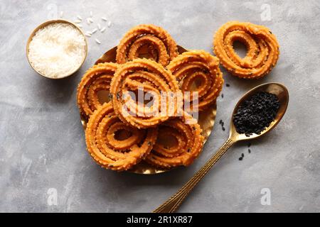 Burro murukku. Benne murukku o venna chakli. Il Chakli è un saporito snack croccante e fritto. farina di riso e grammo, sesamo nero e spezie. Foto Stock