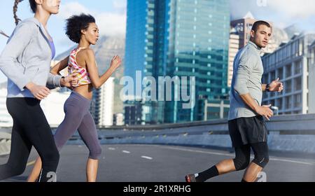 HES il pacemaker. un gruppo di amici che corrono insieme per la città. Foto Stock