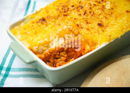 Polpettone con patate gratinate con formaggio. Foto Stock