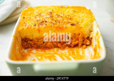 Polpettone con patate gratinate con formaggio. Foto Stock