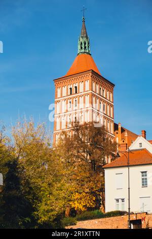 Olsztyn Polonia Ottobre 2022 famose attrazioni turistiche architettura destinazioni di viaggio a Olsztyn. Strada del Municipio della Città Vecchia sulla Piazza del mercato. Visita la Polonia Foto Stock