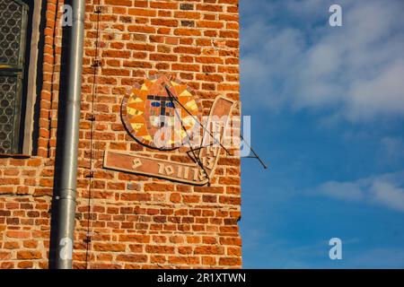 Olsztyn Polonia Ottobre 2022 famose attrazioni turistiche architettura destinazioni di viaggio a Olsztyn. Strada del Municipio della Città Vecchia sulla Piazza del mercato. Visita la Polonia Foto Stock