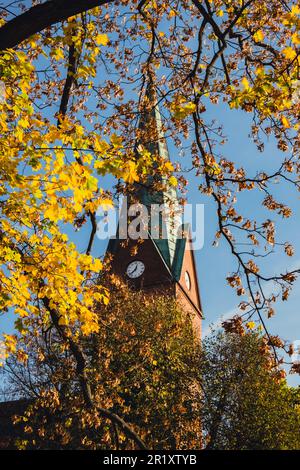 Olsztyn Polonia Ottobre 2022 famose attrazioni turistiche architettura destinazioni di viaggio a Olsztyn. Strada del Municipio della Città Vecchia sulla Piazza del mercato. Visita la Polonia Foto Stock