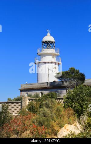 Esterno del faro di Cabo de San Antonio in una giornata di sole primaverile Foto Stock