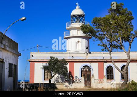 Esterno del faro di Cabo de San Antonio in una giornata di sole primaverile Foto Stock