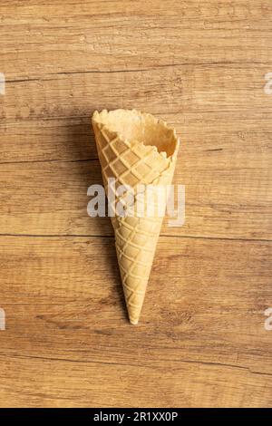 Cono wafer vuoto. Granato di gelato dolce sul tavolo di legno. Vista dall'alto. Foto Stock
