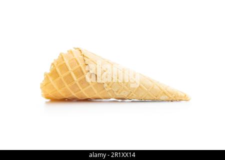Cono wafer vuoto. Granato di gelato dolce isolato su fondo bianco. Foto Stock
