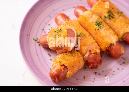 Flamenquines, tradizionale tapa spagnola. Salsicce avvolte con formaggio, impanate e fritte. Foto Stock