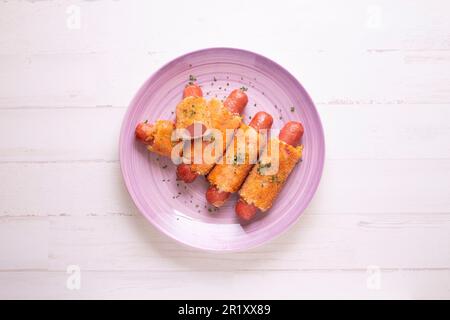 Flamenquines, tradizionale tapa spagnola. Salsicce avvolte con formaggio, impanate e fritte. Foto Stock