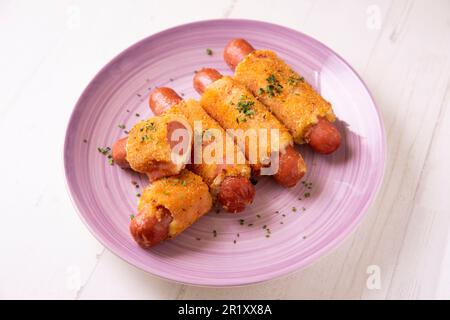 Flamenquines, tradizionale tapa spagnola. Salsicce avvolte con formaggio, impanate e fritte. Foto Stock