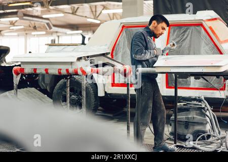 Auto meccanica raddrizzatura carrozzeria in stazione di servizio auto Foto Stock