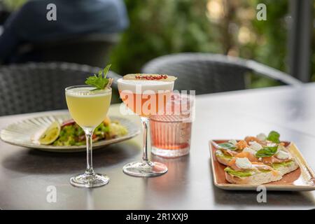 Bruschetta Sandwich, insalate e cocktail. Antipasti assortiti. Pranzo estivo nel ristorante Foto Stock