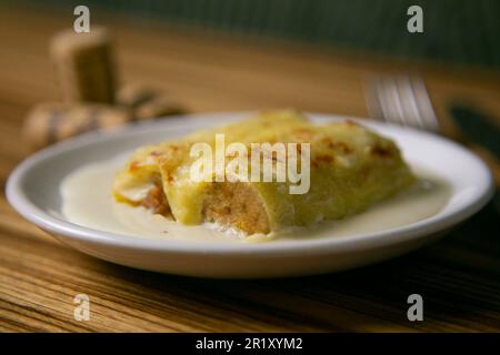 Canelloni farciti con carne e ripieni di formaggio. Ricetta tradizionale per natale in Spagna. Foto Stock