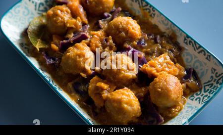 Polpette di tacchino con cavolo rosso. Una polpetta è una preparazione culinaria popolare che consiste basicamente di una piccola sfera della carne macinata. Foto Stock