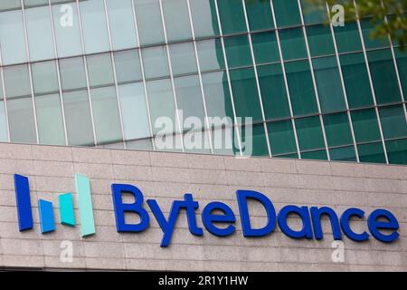 Primo piano del logo Byte Dance sulla facciata di un edificio, Singapore. Foto Stock