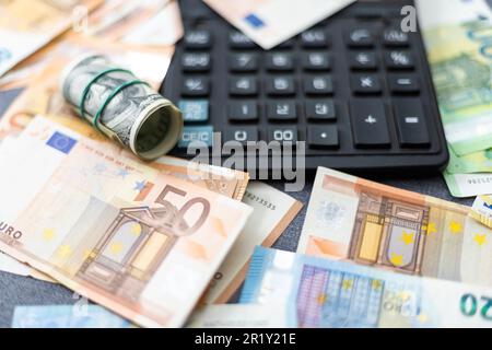 Background of Lebanian Lira Money with Dollars, Australian, and euro dollari Money che rappresentano la crisi economica in Libano Foto Stock