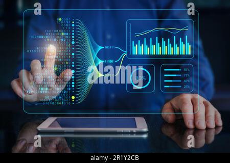 Analisi dei dati e informazioni strategiche basate su tecnologie di big data e intelligenza artificiale. Analista di dati che analizza informazioni complesse con intelligenza artificiale per bus Foto Stock