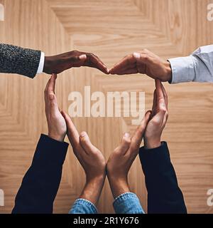 Diversità, cuore o mani degli uomini d'affari a sostegno della fiducia, del lavoro di squadra o dell'inclusione della comunità in ufficio. Gesto d'amore, sopra o dipendenti in Foto Stock