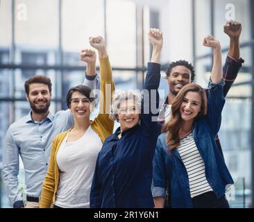 Festeggiamenti, diversità e uomini d'affari con un pugno in ufficio per la fiducia, la motivazione e il lavoro di squadra. Felice, sorriso e gruppo di multirazziale Foto Stock