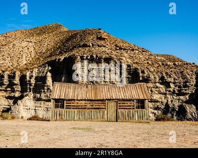 Grande vista del deserto di Tabernas, con riparo in legno per il posto set cinematografico in Almeria, andalusia, Spagna. Foto Stock