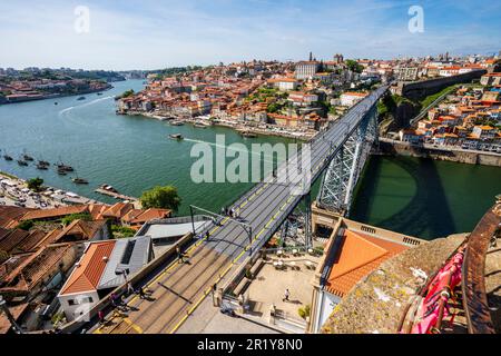Splendida vista panoramica di Oporto e Gaia con il fiume Douro, vista aerea, conosciuta in tutto il mondo per il buon vino, Porto, Portogallo Foto Stock