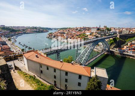 Splendida vista panoramica di Oporto e Gaia con il fiume Douro, vista aerea, conosciuta in tutto il mondo per il buon vino, Porto, Portogallo Foto Stock