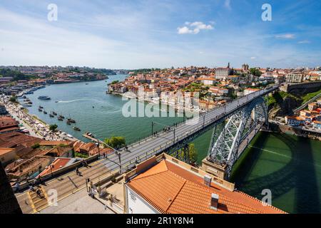 Splendida vista panoramica di Oporto e Gaia con il fiume Douro, vista aerea, conosciuta in tutto il mondo per il buon vino, Porto, Portogallo Foto Stock