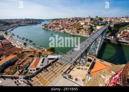 Splendida vista panoramica di Oporto e Gaia con il fiume Douro, vista aerea, conosciuta in tutto il mondo per il buon vino, Porto, Portogallo Foto Stock