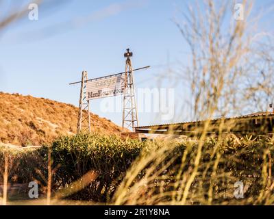 Almeria , Spagna - Dicembre 30th 2022 Grande vista dell'entrata di Oasys (precedentemente conosciuto come Mini Hollywood) è un parco a tema spagnolo in stile occidentale Foto Stock