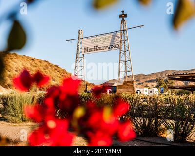 Almeria , Spagna - Dicembre 30th 2022 Grande vista dell'entrata di Oasys (precedentemente conosciuto come Mini Hollywood) è un parco a tema spagnolo in stile occidentale Foto Stock