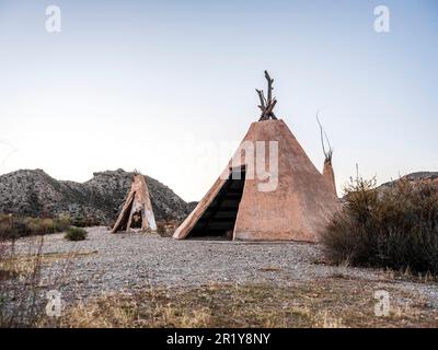 Almeria,Andalusia,Spagna-Dicembre 28th 2023:Grande vista del tipi, la casa tradizionale delle tribù nordamericane, set cinematografico, mini Hollywood in Almeria Foto Stock