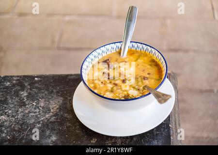 La zuppa moresca di Almería si riferisce alla tradizionale zuppa marocchina di Harira, deliziosa e molto aromatica, che contiene spezie come curcuma e zenzero, Foto Stock