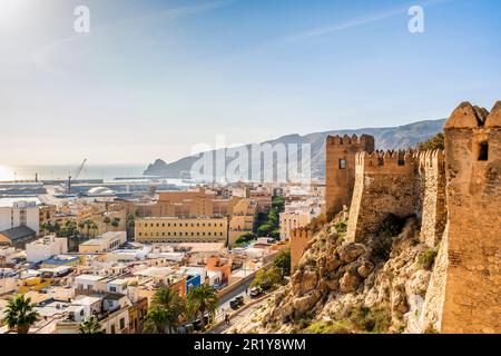 Grande vista dell'Alcazaba di Almeria, un complesso fortificato nel sud della Spagna, costruzione di cittadella difensiva con mura, torri, piazze, case e. Foto Stock