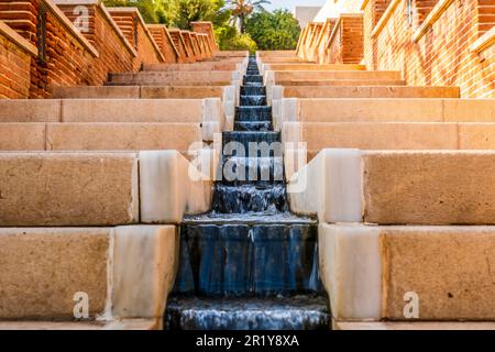 Scale esterne dell'Alcazaba di Almeria, un complesso fortificato nel sud della Spagna, costruzione di cittadella difensiva con mura, torri, piazze, case Foto Stock