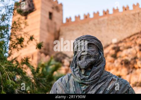 Almeria, Spagna - Dicembre 29th 2022: Incredibile vista dell'edificio storico, Almeria musulmana (Almeria musulmana, San Cristobal statu, Rey Jayran), set for Foto Stock