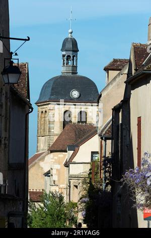 Vezelay etichettato les Plus Beaux Villages de France . Campanile della vecchia chiesa di San Pietro . Dipartimento Yonne. Bourgogne Franche Comte. Francia Foto Stock