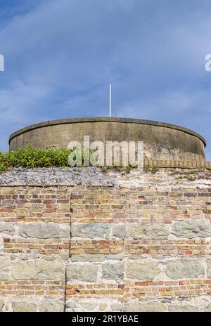 La cima della "Wish Tower" di martello e le mura circostanti a Easbourne, Regno Unito Foto Stock